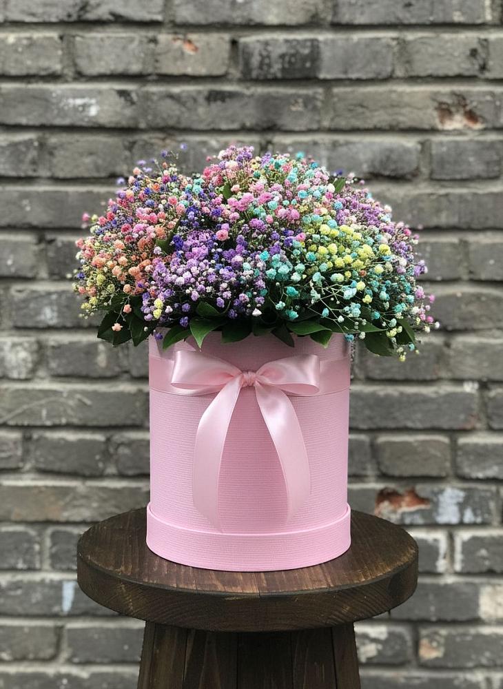 Цветочная композиция из Гипсофила и Розы в шляпной коробке в Рудничном Кемеровской области