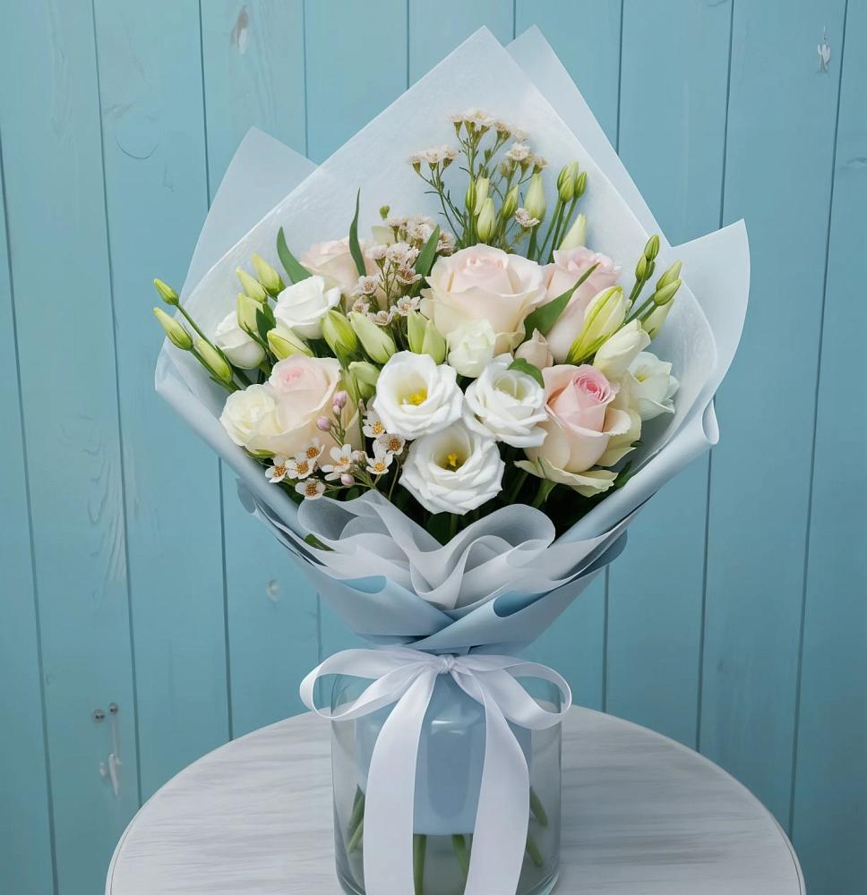 Букет цветов из: Розы и Лизиантусы в Рудничном Кемеровской области