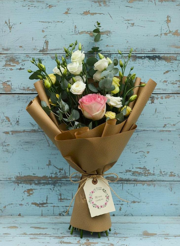 Букет цветов из: Розы и Лизиантусы в Рудничном Кемеровской области