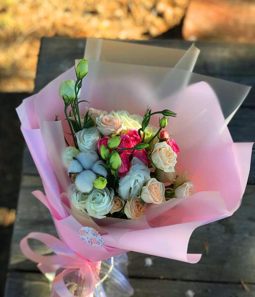 Букет цветов из: Розы и Лизиантусы в Рудничном Кемеровской области