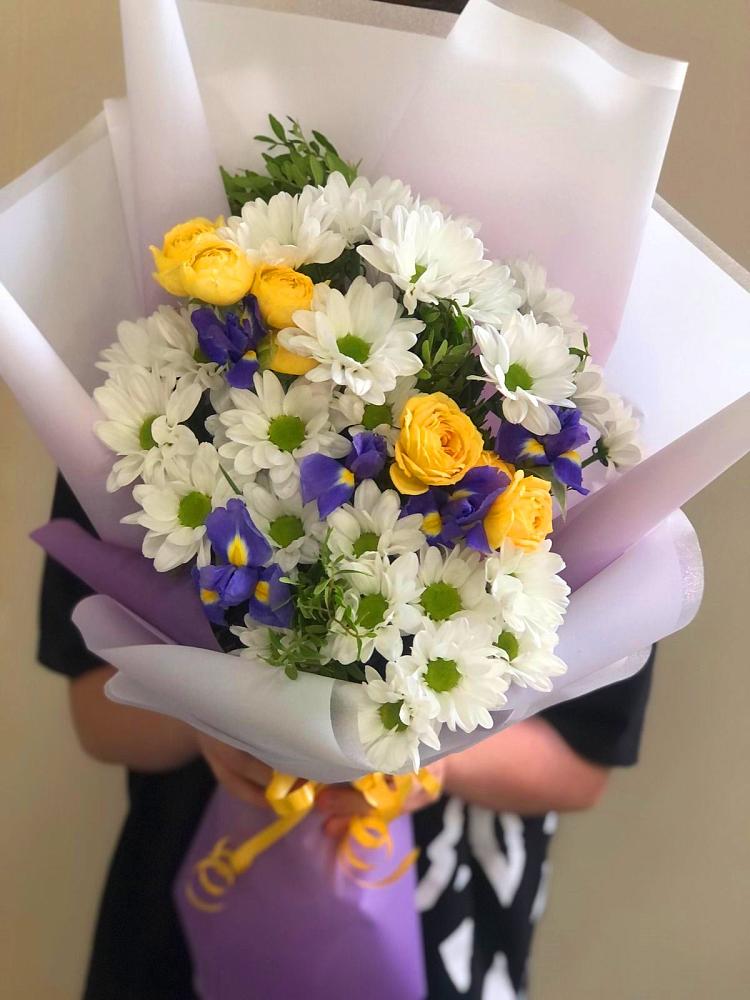 Букет цветов из: Ирисы, Хризантемы и Розы в Рудничном Кемеровской области
