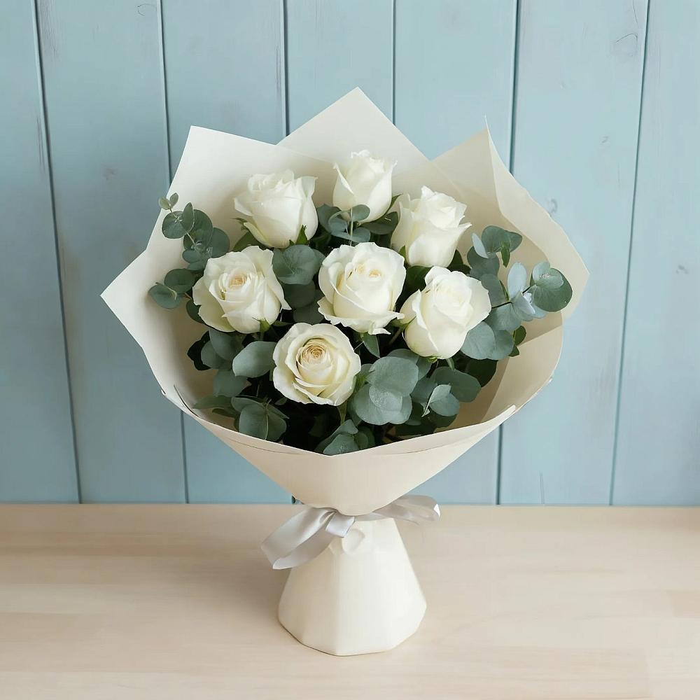 Букет Белые розы в Эвкалипте в Рудничном Кемеровской области