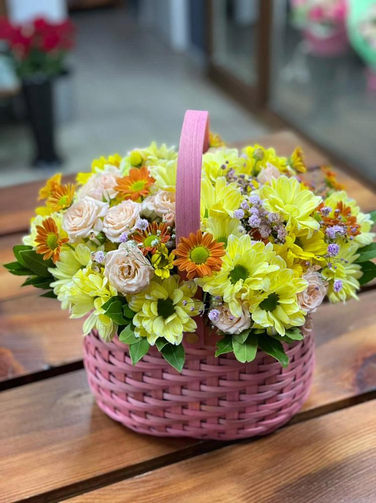 Цветочная композиция из Хризантемы и Розы в корзине в Рудничном Кемеровской области
