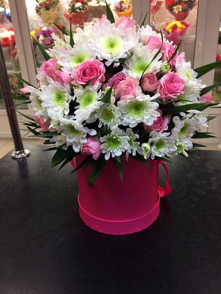 Цветочная композиция из Розы и Хризантемы в шляпной коробке в Рудничном Кемеровской области