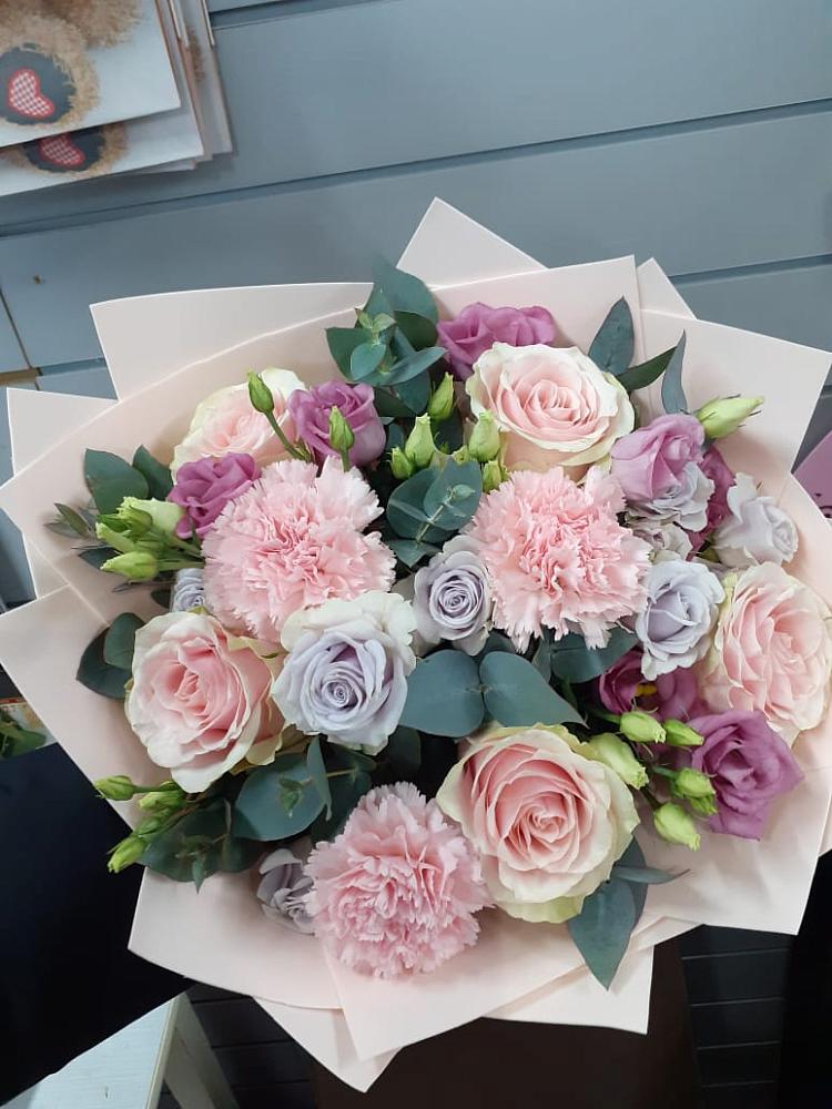 Букет цветов из: Розы, Гвоздики и Лизиантусы в Рудничном Кемеровской области