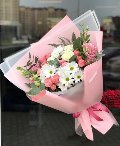 Букет цветов из: Розы, Лизиантусы и Хризантемы в Рудничном Кемеровской области