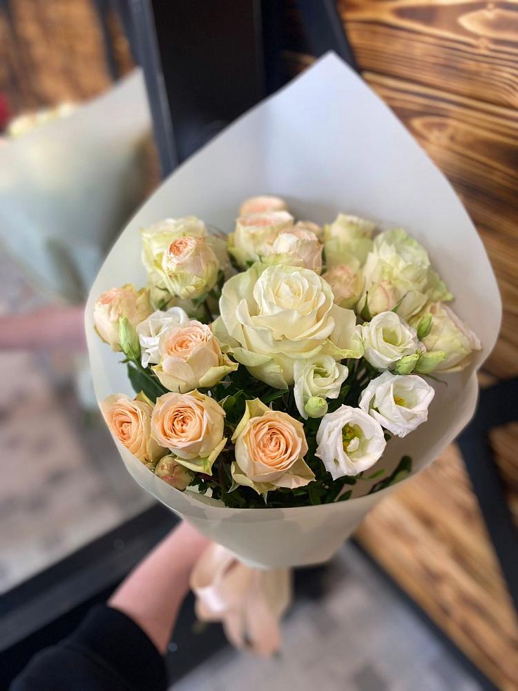 Букет цветов из: Розы и Лизиантусы в Рудничном Кемеровской области